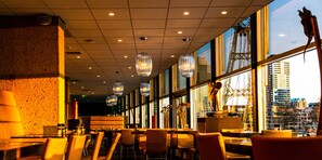 Bữa sáng buffet hàng ngày (23.50 EUR/mỗi người) 