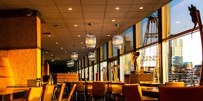 Bữa sáng buffet hàng ngày (23.50 EUR/mỗi người)