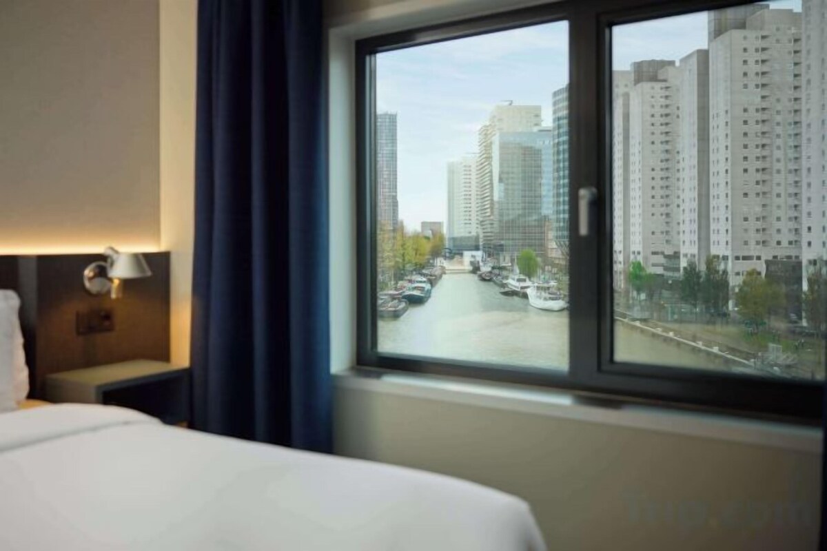 Premium bedding, in-room safe, desk, laptop workspace