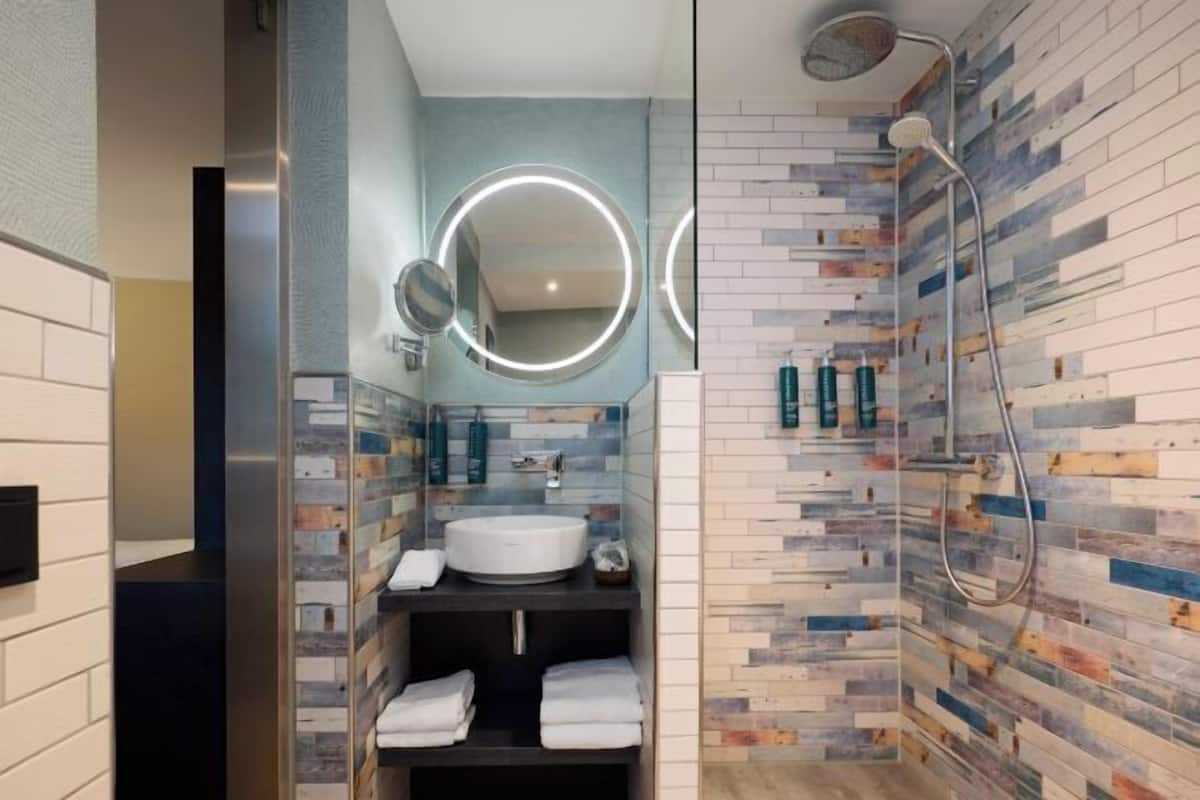 Salle de bain | Articles de toilette gratuits, sèche-cheveux, serviettes fournies, savon