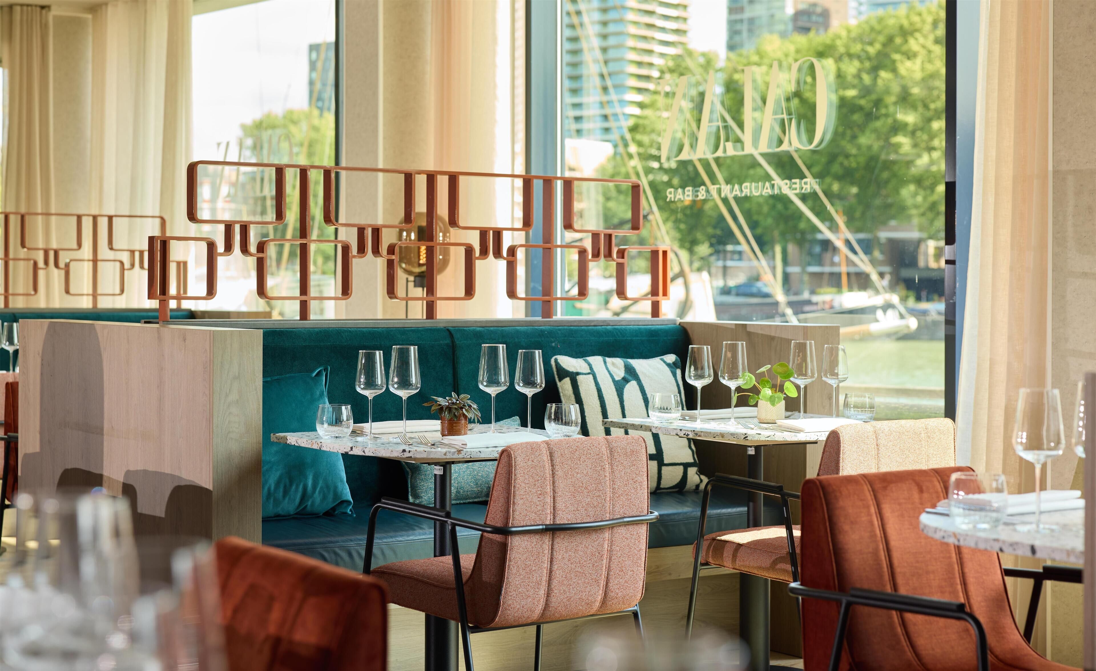 Ein modernes Restaurant mit Blick auf die Stadt.