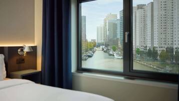 Premium bedding, in-room safe, desk, laptop workspace