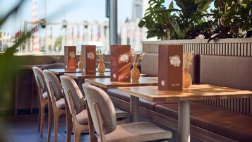 Desayuno buffet diario (EUR 29 por persona)