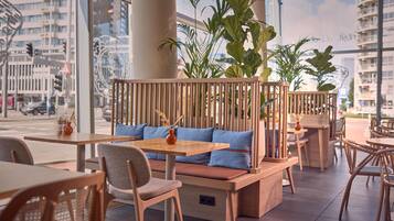 Serveert ontbijt, lunch en diner