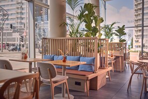 3 restaurantes, se sirve desayuno, cocina local e internacional 