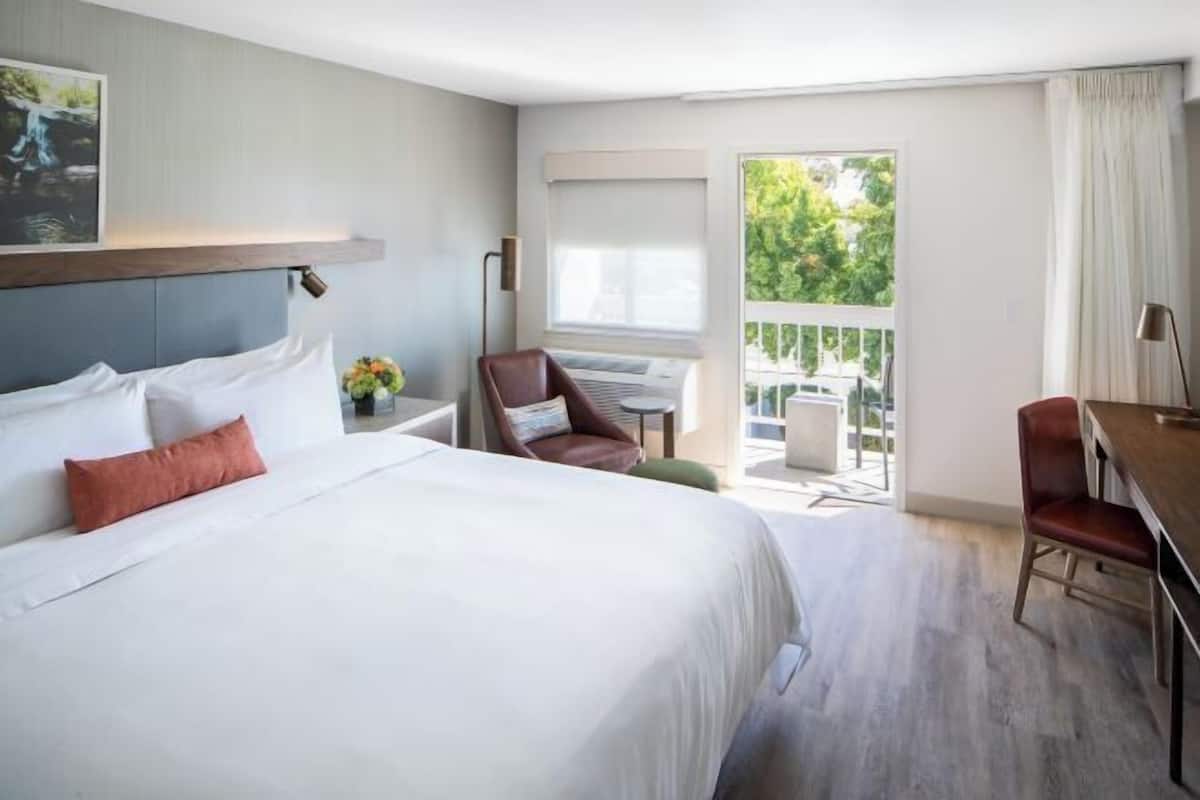 Hypo-allergenic bedding, in-room safe, desk, laptop workspace