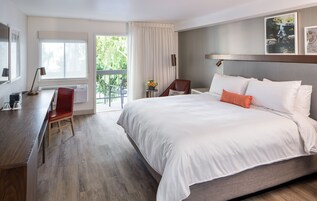 Ropa de cama hipoalergénica y caja de seguridad en la habitación 