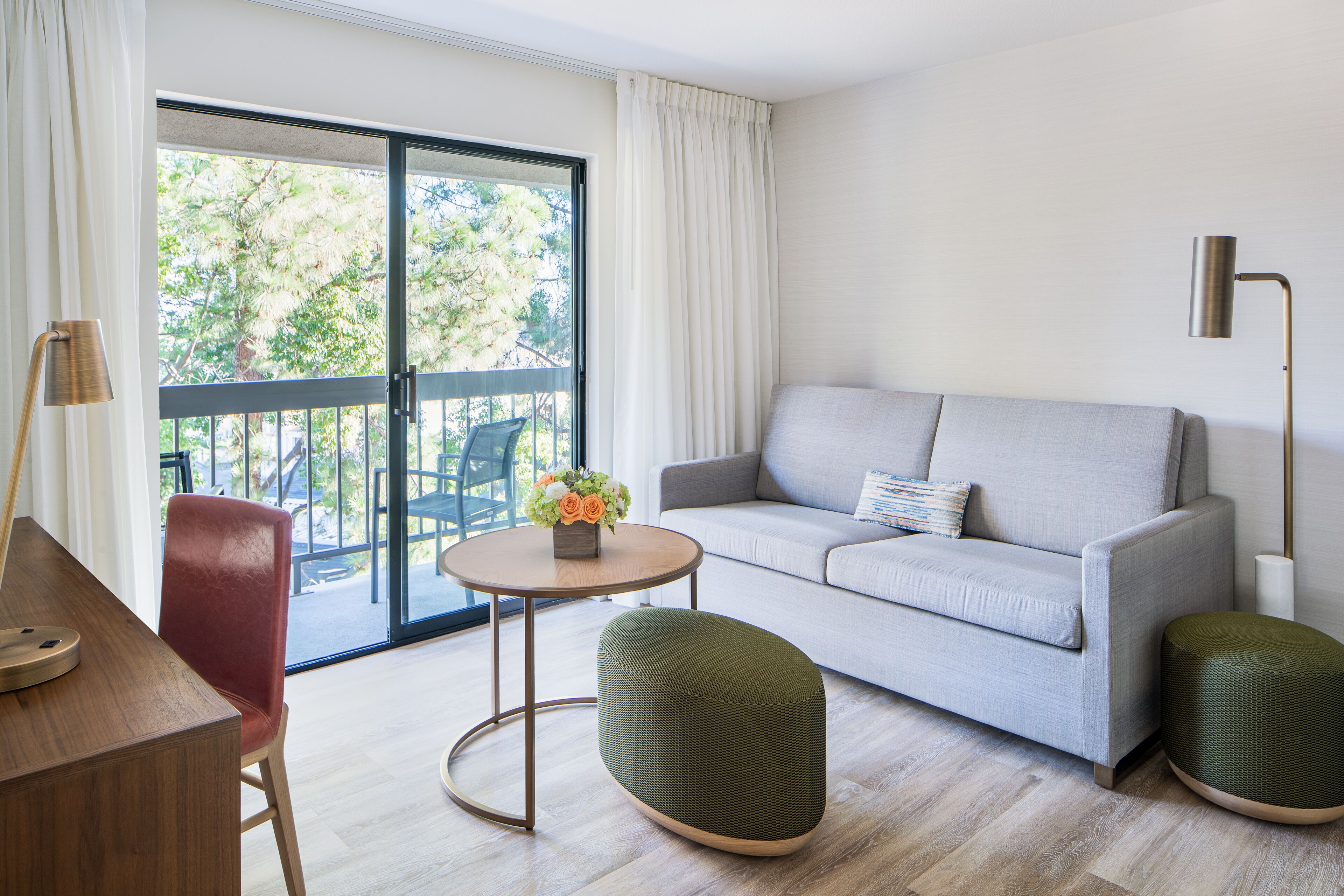 Premier Suite | Hypo-allergenic bedding, in-room safe, desk, laptop workspace