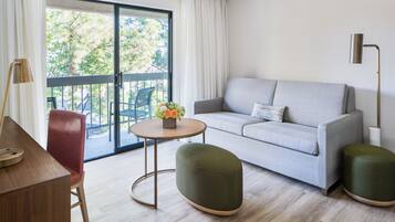 Premier Suite | Hypo-allergenic bedding, in-room safe, desk, laptop workspace