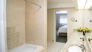 Suite Eksekutif | Kamar mandi | Perlengkapan mandi desainer, pengering rambut, dan handuk