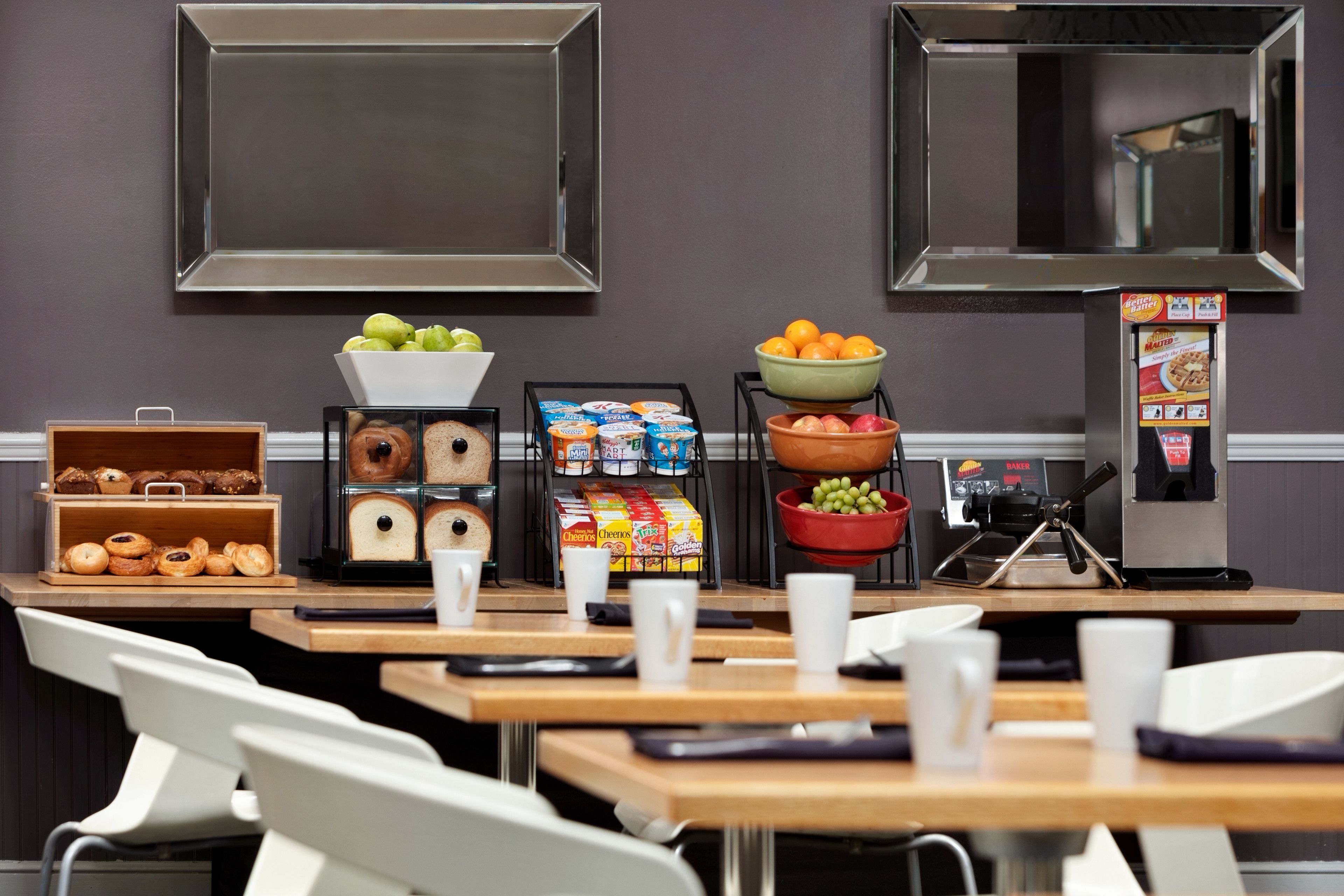 Una barra de desayuno con diversas opciones de comida y una máquina de café.