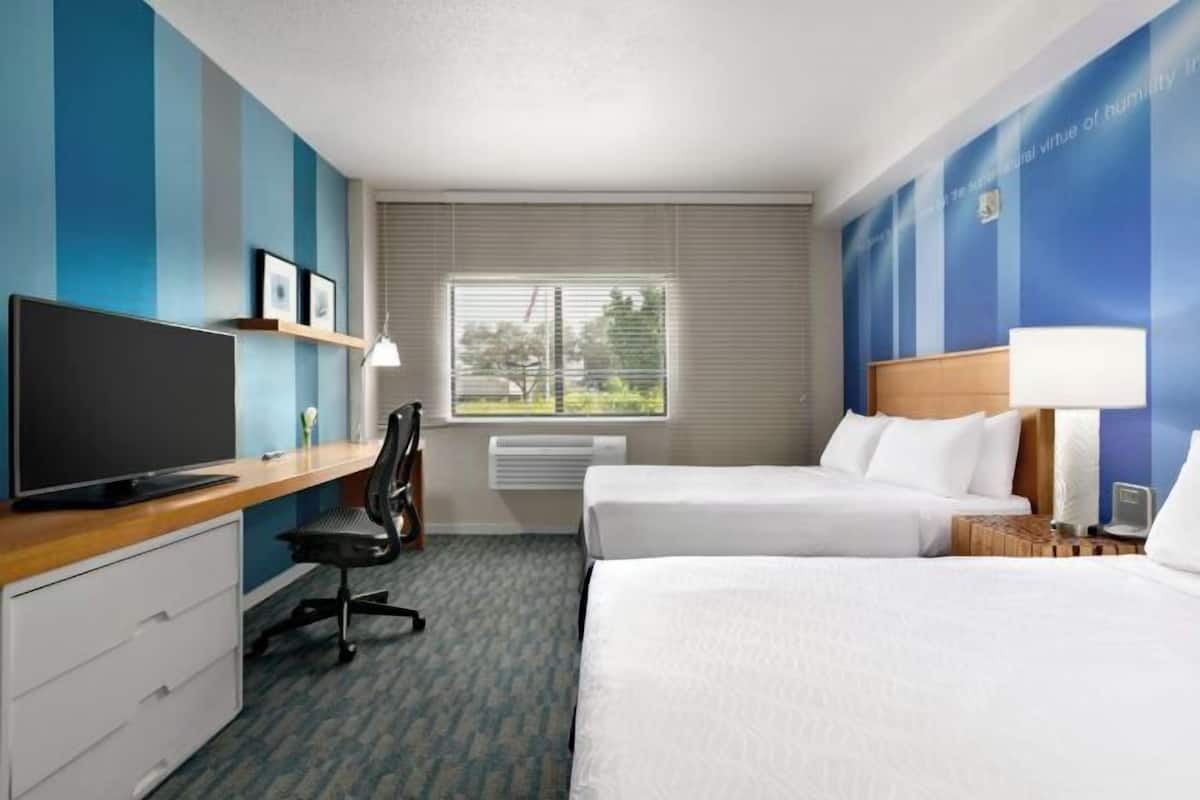 Hypo-allergenic bedding, in-room safe, desk, laptop workspace