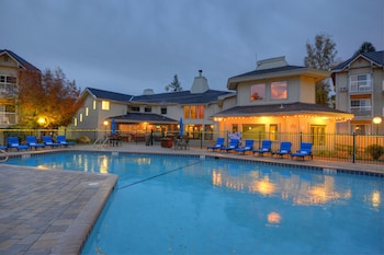 Outdoor pool, open 10:00 AM to 10:00 PM, pool umbrellas, sun loungers at Beach Retreat & Lodge at Tahoe