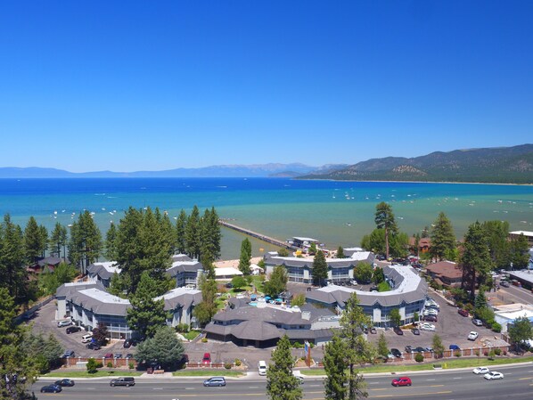 Zona residencial costera con un puerto deportivo, casas de techo inclinado y una vista despejada del océano.