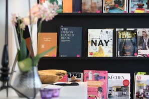 مكتب وتجهيزات عازلة للصوت وواي فاي
