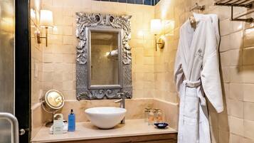 Novicias Cama King Size | Bathroom | Shower, rainfall showerhead, designer toiletries, hair dryer