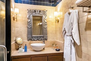 Novicias Cama King Size | Bathroom | Shower, rainfall showerhead, designer toiletries, hair dryer - Quinta Real Puebla (Puebla)