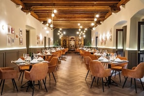 3 restaurants, breakfast served