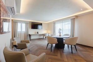 1 bedroom, premium bedding, in-room safe, desk