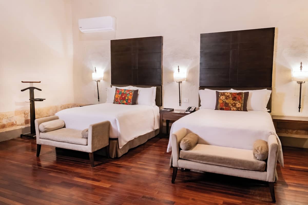 Habitación Superior 2 Camas | Ropa de cama de alta calidad y caja de seguridad en la habitación