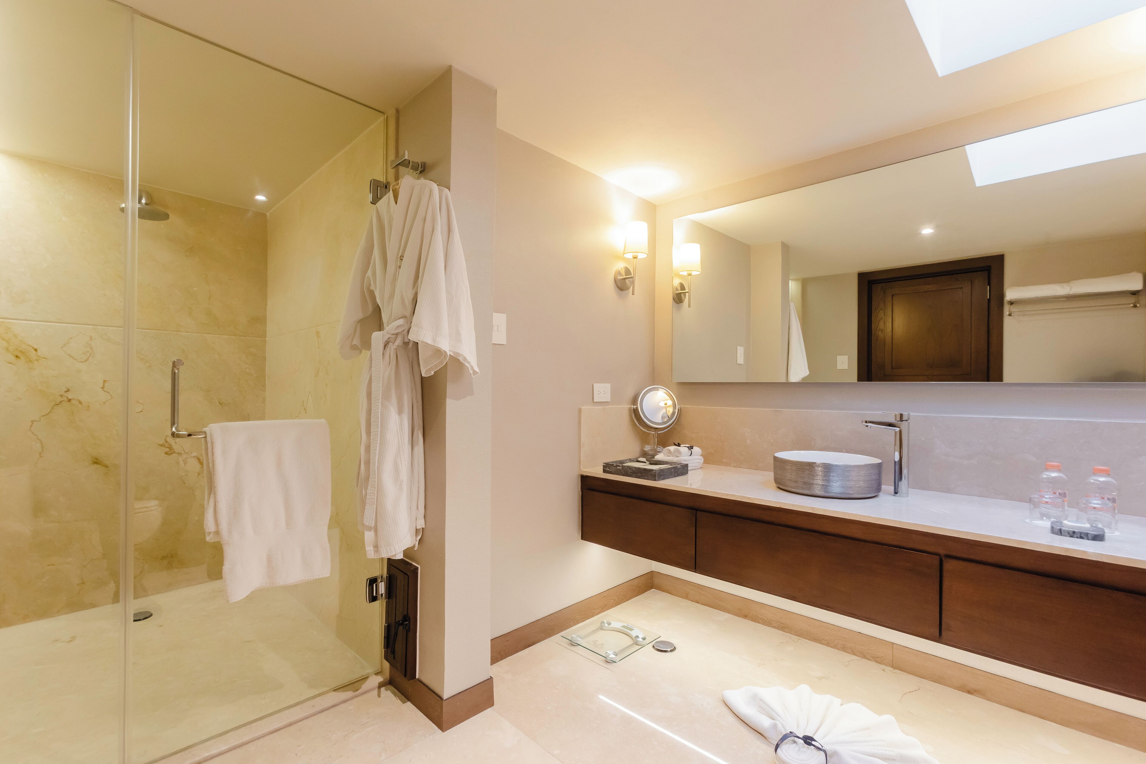 premium doble king | bathroom | shower, rainfall showerhead, designer toiletries, hair dryer
