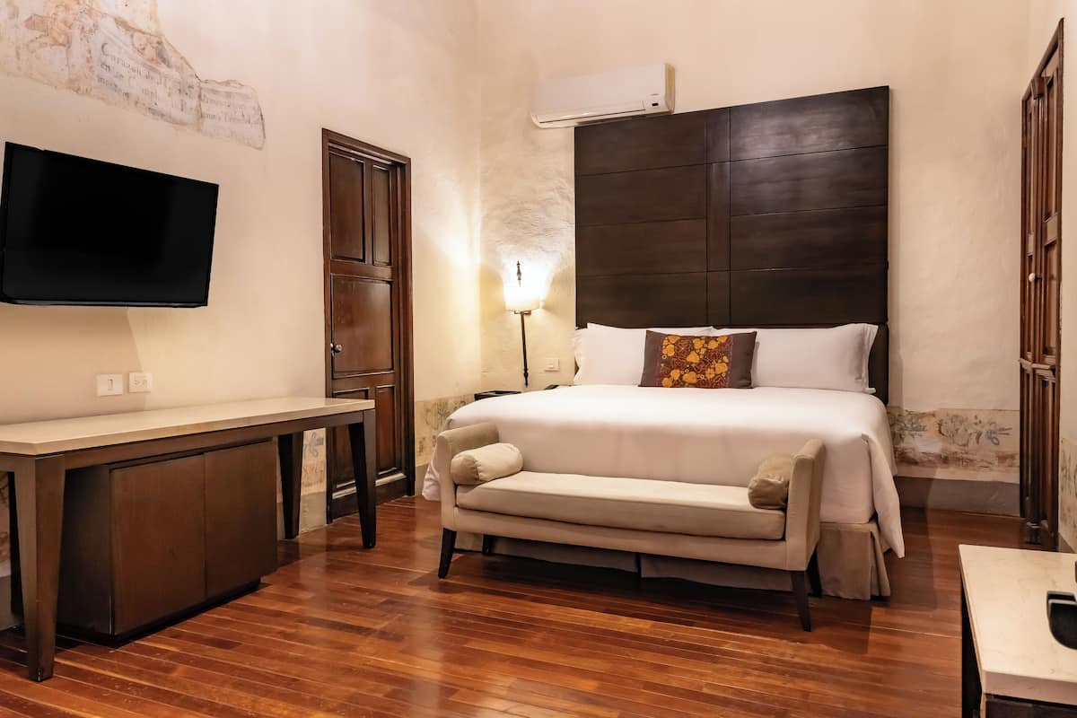 Novicias Cama King Size | Ropa de cama de alta calidad y caja de seguridad en la habitación