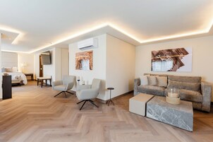 Suite Gobernador | Premium bedding, in-room safe, desk, iron/ironing board