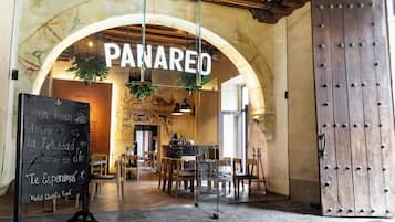 3 restaurants, breakfast served