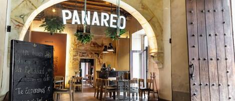 3 restaurantes; se sirven desayunos