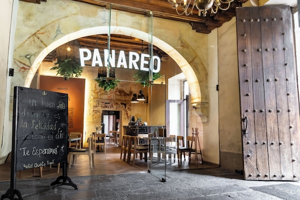 3 restaurantes; se sirven desayunos