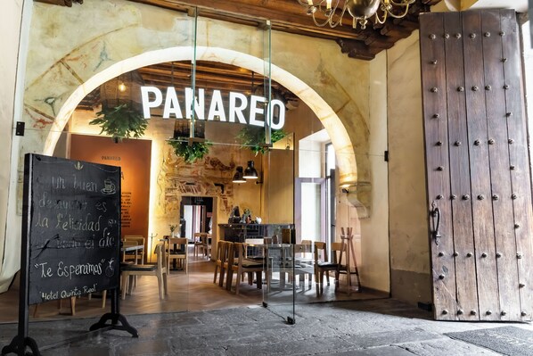 3 restaurantes; se sirven desayunos 