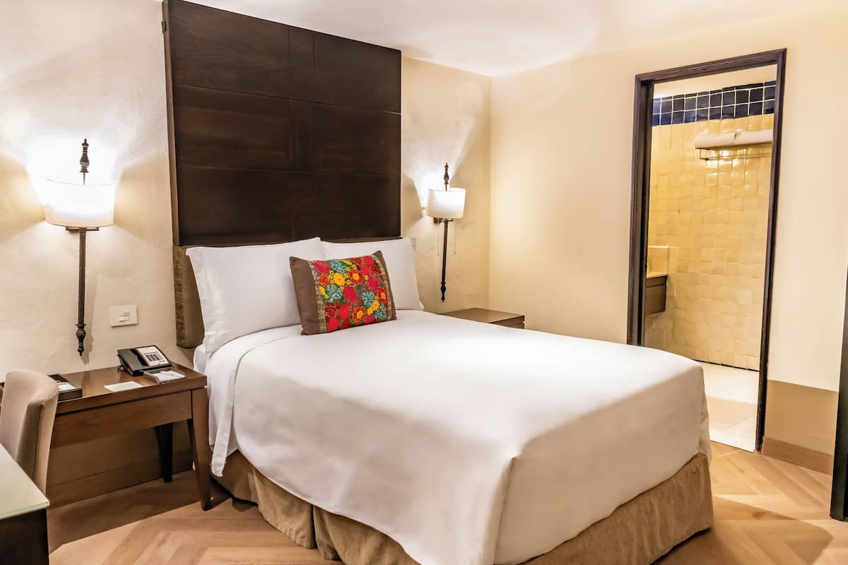Novicias Cama Matrimonial | Ropa de cama de alta calidad y caja de seguridad en la habitación
