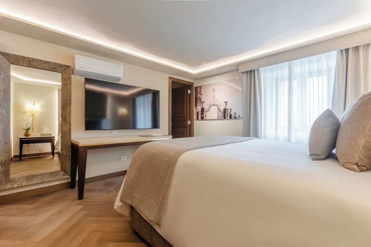 Premium bedding, in-room safe, desk, iron/ironing board