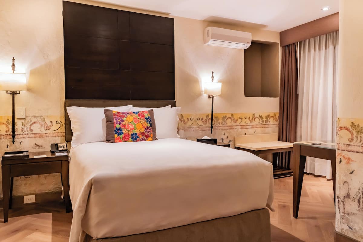 Habitación Gran Clase Cama Matrimonial | 高級寢具、房內夾萬、書桌、熨斗/熨衫板