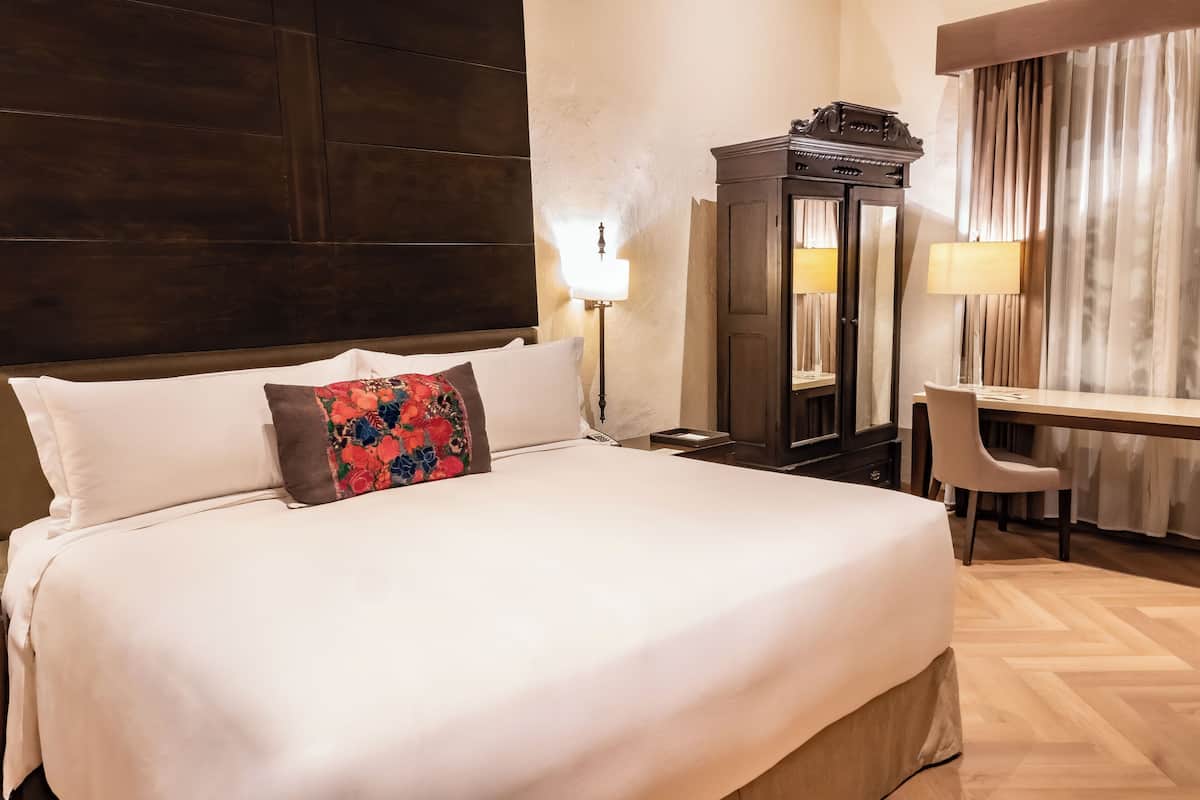 Habitación Superior Cama King Size | Ropa de cama de alta calidad y caja de seguridad en la habitación
