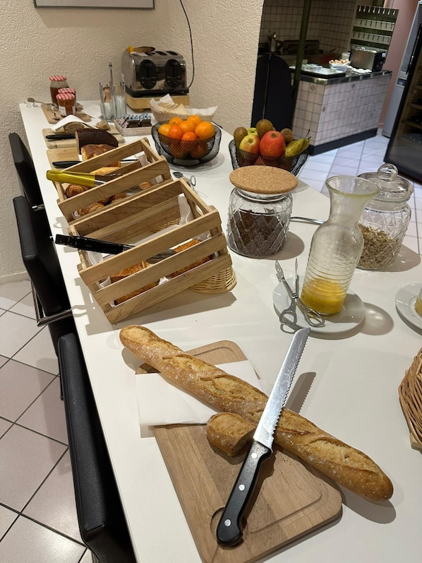 Daily buffet breakfast (EUR 13.00 per person) - Hotel L'Escargotière (Chenove)