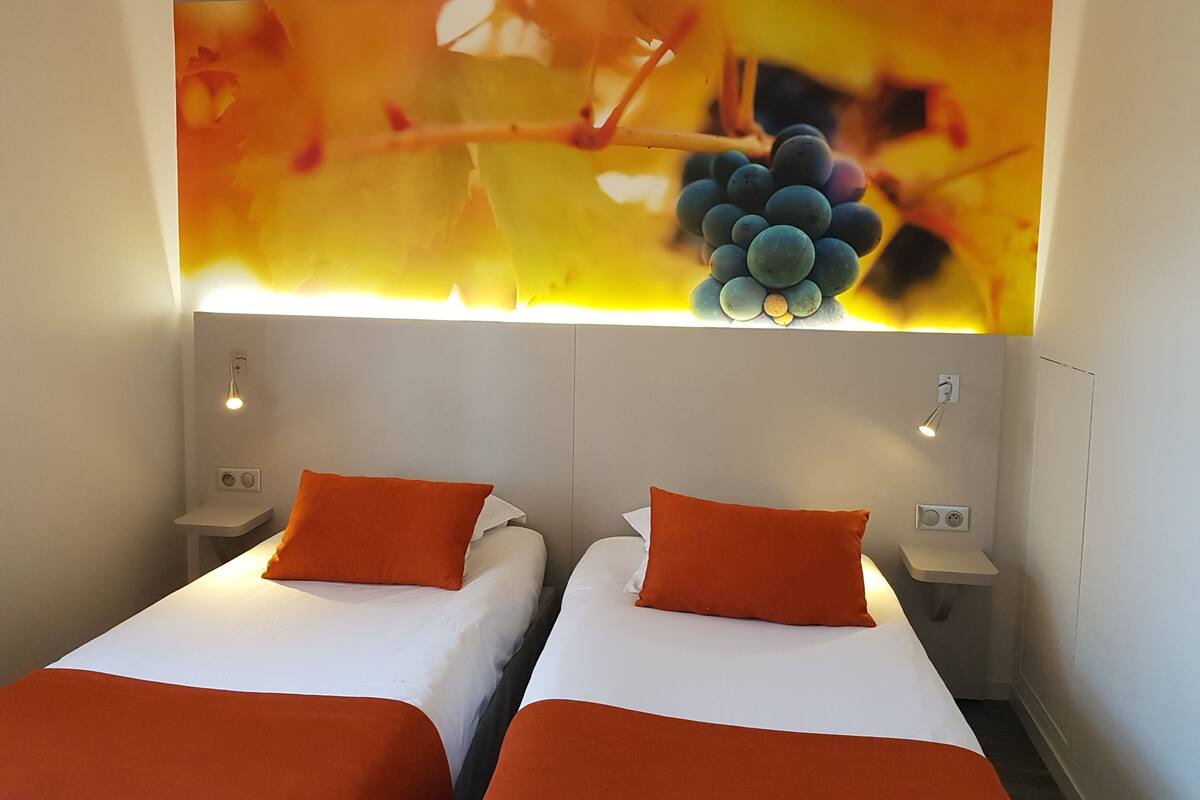 Superior Twin Room | Desk, blackout drapes, cribs (free), WiFi (free)