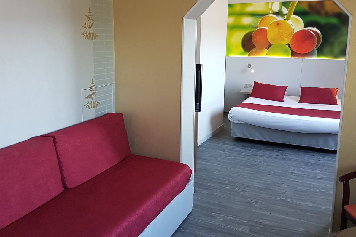 Family Suite | Desk, blackout drapes, cribs (free), WiFi (free)
