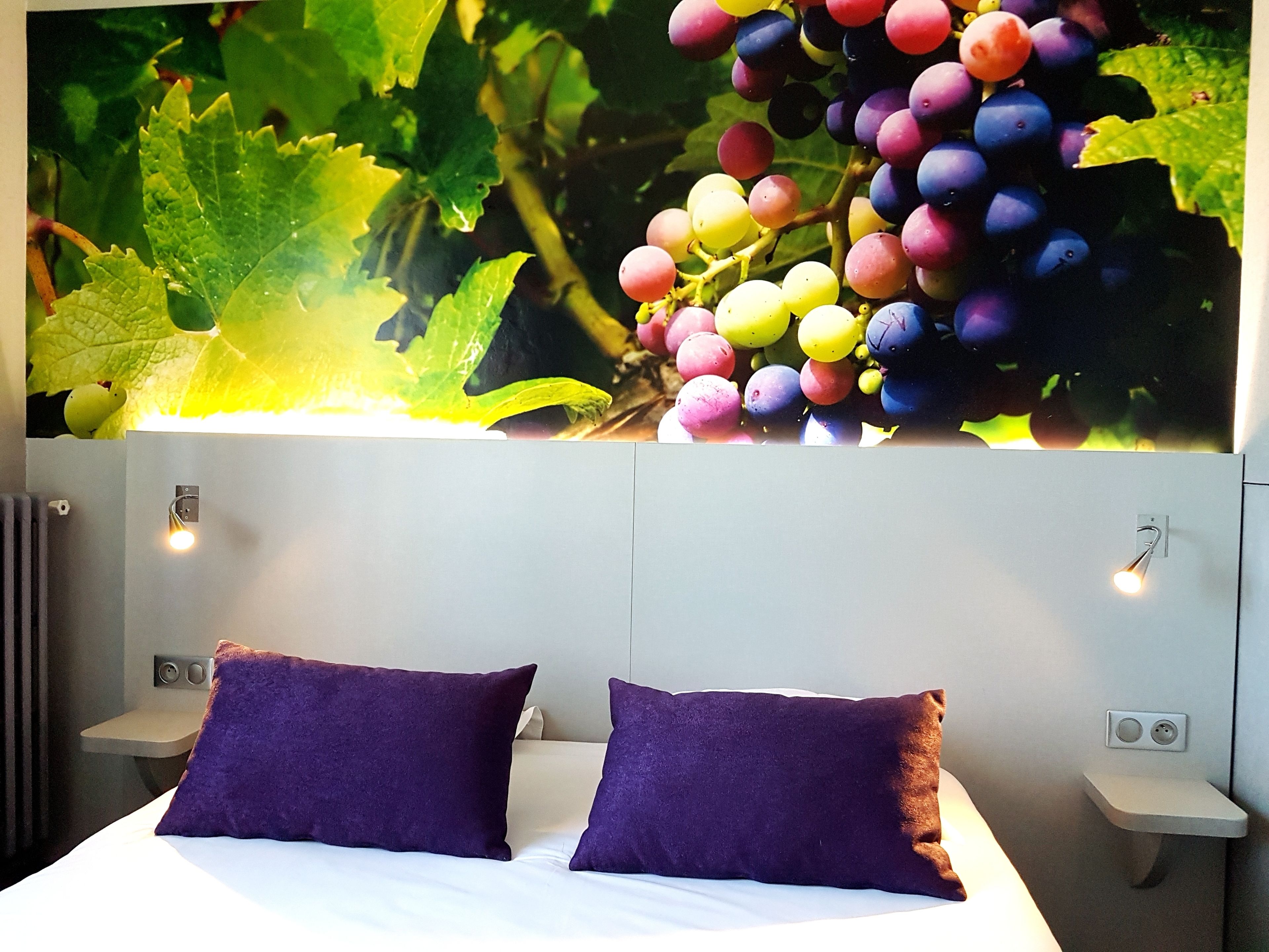 Escritorio, cortinas blackout, cunas gratuitas y wifi gratis 