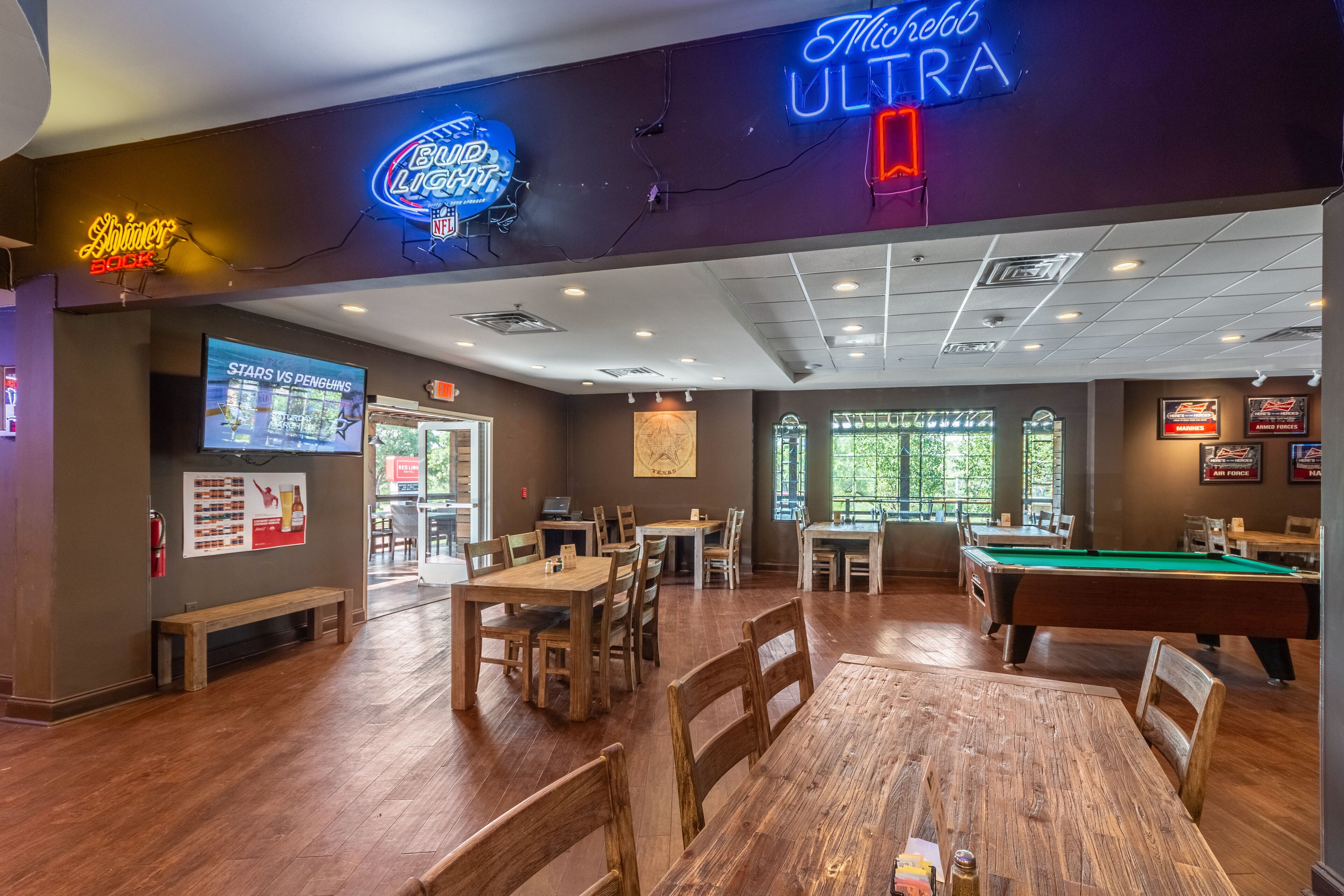 Serves lunch, dinner and happy hour