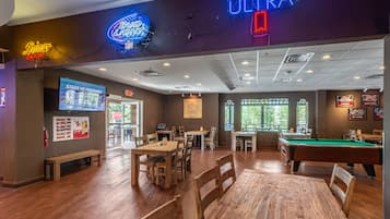 Serves lunch, dinner and happy hour