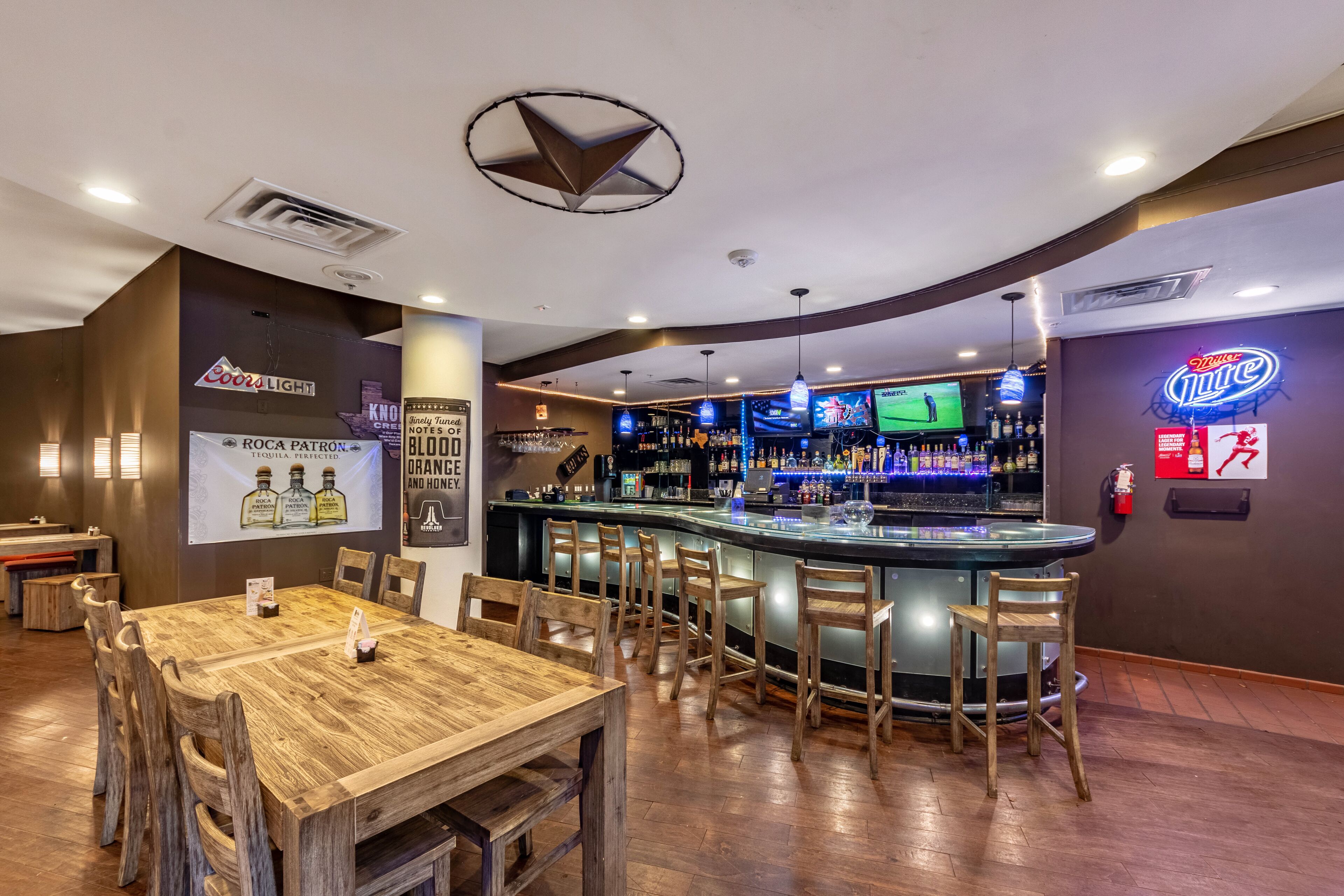 供应午餐、晚餐和欢乐时光优惠