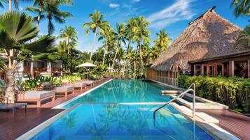 2 座室外游泳池,提供泳池遮陽傘和日光浴躺椅