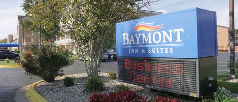 Señal de Baymont Inn & Suites con una pantalla digital.