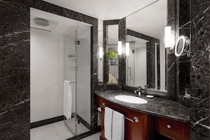 Hair dryer, bathrobes, slippers, towels - Kowloon Shangri-La, Hong Kong (Kowloon)