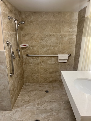 Chambre Standard, 1 grand lit, accessible aux personnes à mobilité réduite, non-fumeurs | Salle de bain | Ensemble douche/baignoire, baignoire relaxante profonde