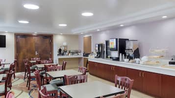 Se sirven desayunos, cenas y brunches; cocina americana