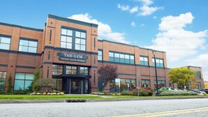 A brick building with a sign reading "The Gym Strand Salon Studios". - Crowne Plaza Englewood by IHG (Englewood)