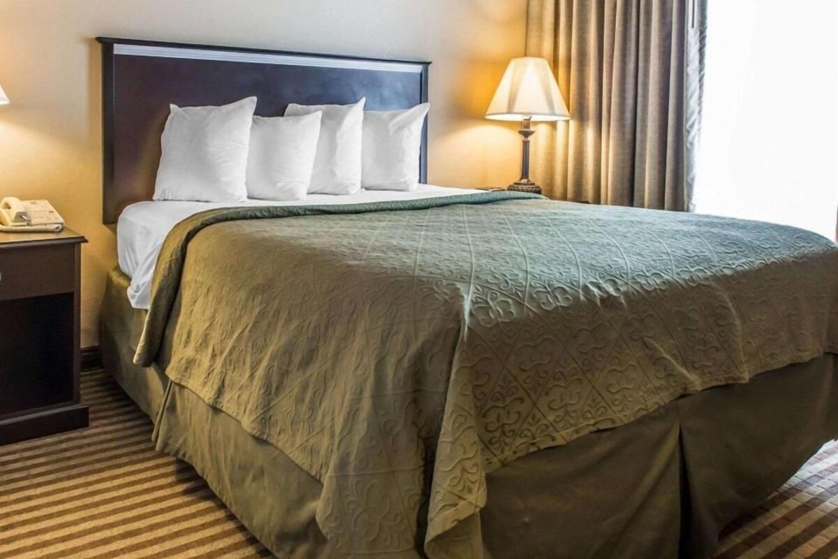 Pillowtop beds, in-room safe, desk, blackout drapes