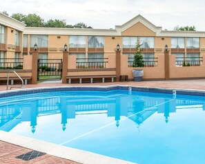 시즌별로 운영되는 야외 수영장